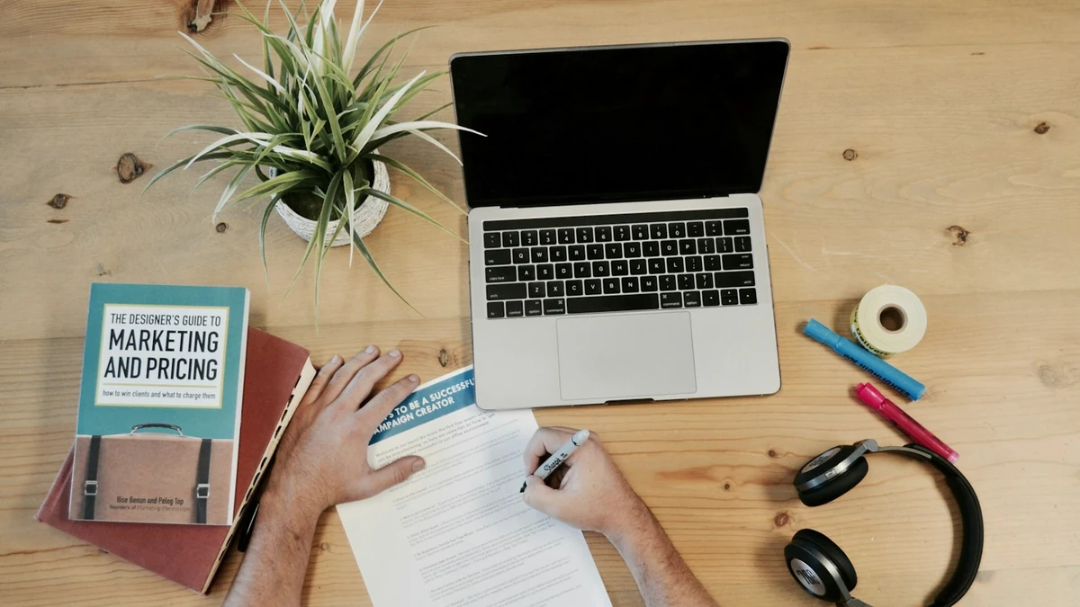 Media buyer analyzing Meta Ads Manager campaigns and ROAS optimization
